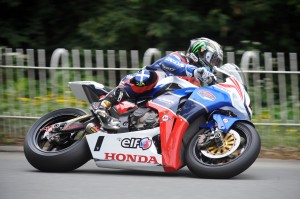 John McGuinness vence Superbikes TT 2011